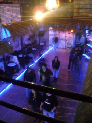 no tengo fotos muy buenas del lugar pero este seria , con barra y todo .