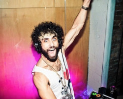 Un DJ irlandés intentará batir el récord, 200 horas pinchando