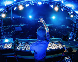 11 momentos donde la mano de Avicii baila sola