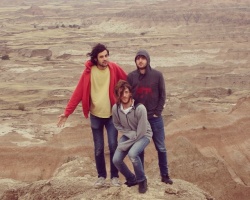 Los Midnight Juggernauts cumplen 10 años y les regalan “Turning Electric”