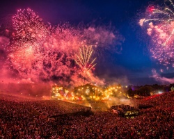 Tomorrowland y Disney se cachetean con el guante blanco de Mickey Mouse