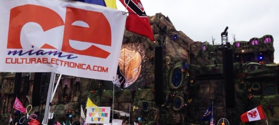 TOMORROWWORLD SI PERMITIRA SELFIE STICKS, TÓTEMS Y MÁS