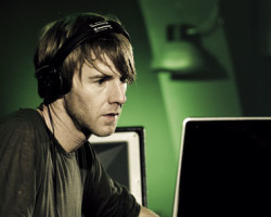 HAWTIN Y CÍA INVIERTEN UNA MILLONADA EN MASTERING ONLINE