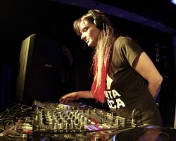 GIRL: DOCUMENTAL SOBRE LAS MUJERES DJS