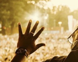 TODOS QUIEREN ACOMPAÑAR A CARL COX EN SU DESPEDIDA