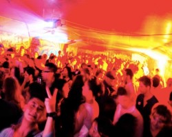 DETENIDOS EN CHINA 50 EXTRANJEROS EN UNA FIESTA ELECTRÓNICA