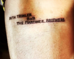 ALGUIEN SE TATUÓ “SETH TROXLER B2B THE MARTINEZ BROTHERS” EN LA ESPALDA