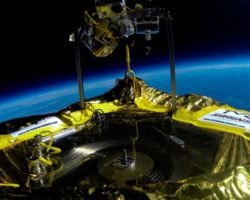 TOCAN EL PRIMER DISCO DE VINILO EN EL ESPACIO (VIDEO)